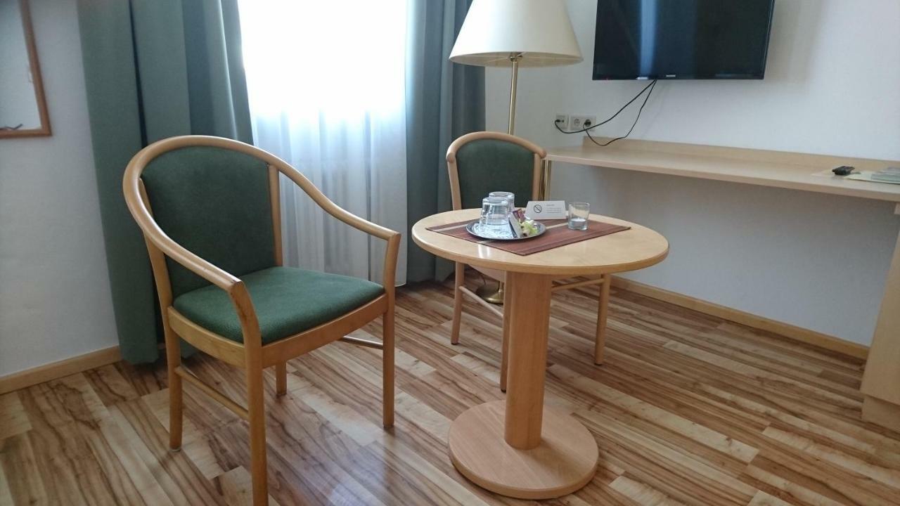 Traditionsgasthof Gruener Baum 巴特司塔福斯坦 外观 照片
